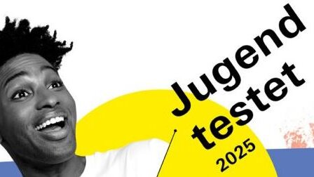 Ein lachender junger Mann neben dem Logo des Wettbewerbs Jugend testet 2025.