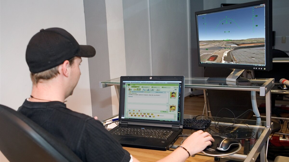 Ein junger Mann arbeitet an der Entwicklung eines Computerspiels.