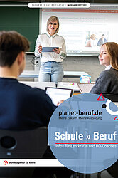 Eine Lehrerin steht in einem Klassenzimmer mit einem Tablet in der Hand. Vor ihr sitzen ein Schüler und eine Schülerin. i Schülern