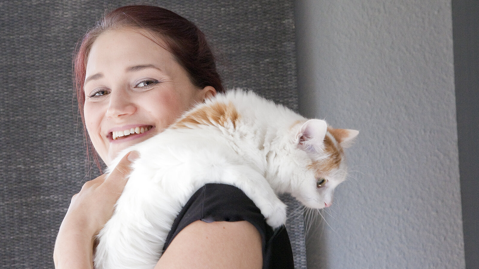 Porträt von Arlette mit ihrer Katze.