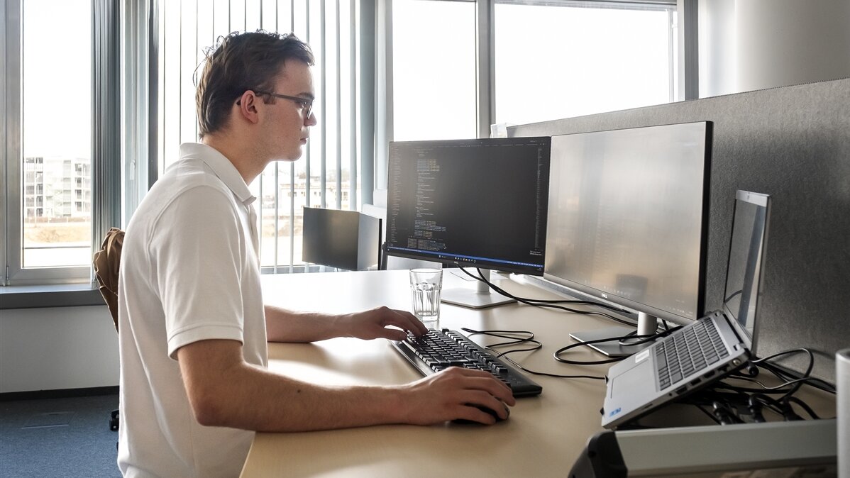 Jonas programmiert am Computer.