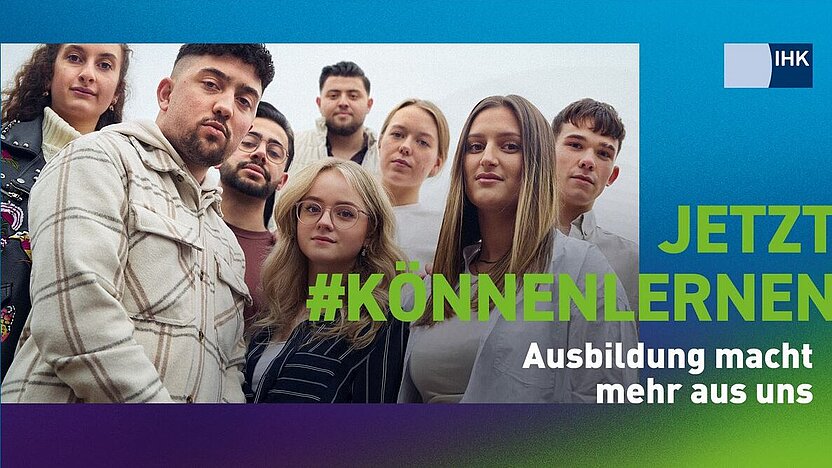 Eine Gruppe Jugendlicher der Industrie- und Handelskammer mit dem Text Jetzt #könnenlernen. Ausbildung macht mehr aus uns.