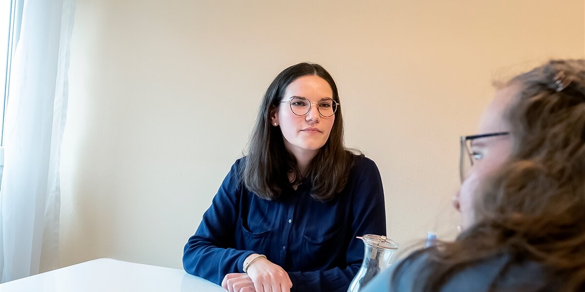 Verena sitzt mit einer Kolleginnen in der Teamsitzung.