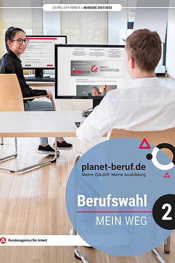 Heftcover Berufswahl - Mein Weg 2 (JPG) Heftcover Berufswahl - Mein Weg 2: Ein Junge und ein Mädchen stitzen vor jeweils vor einem PC. Das Mädchen dreht sich zu dem Jungen um.