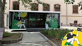 Ein Digitales Mobiles Klassenzimmer steht vor einem Gebäude - ein Schulprojekt in Sachsen.