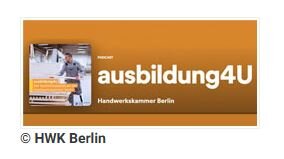 Bild: Ein Mann arbeitet in einem Handwerksbetrieb, Text: Podcast ausbildung4u der HWK Berlin.