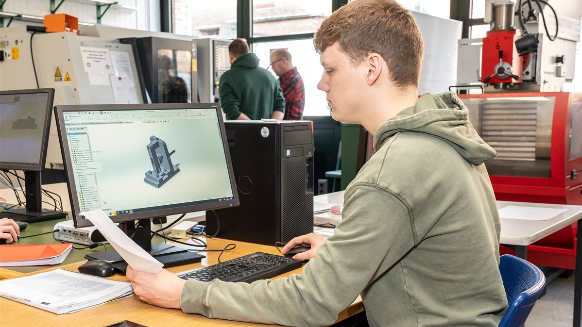 Ein junger Mann arbeitet am Computer an einem 3D-Modell.