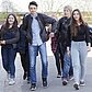 Eine Gruppe von Jugendlichen auf ihrem Weg vor einem Schulgebäude.