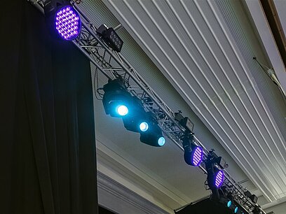 Lichter auf einer Bühne leuchten in hellblauer und lila Farbe