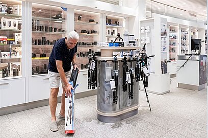 Eine junge Frau sitzt am Schreibtisch und telefoniert.