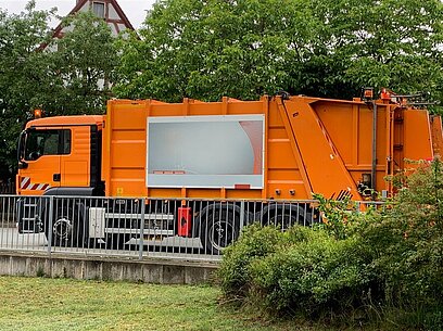 Ein Wagen der Müllabfuhr auf einer Anwohnerstraße.
