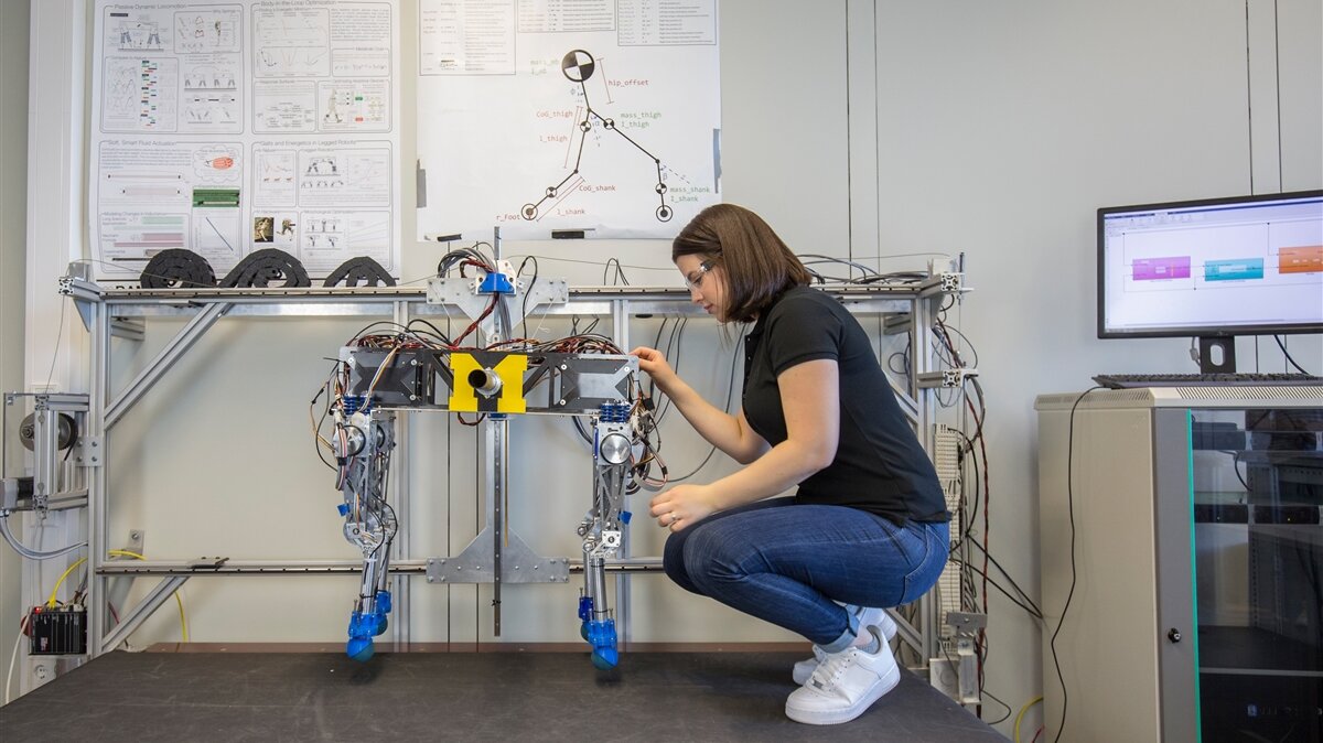 Eine junge Frau nimmt Einstellungen an einem Roboter vor. 
