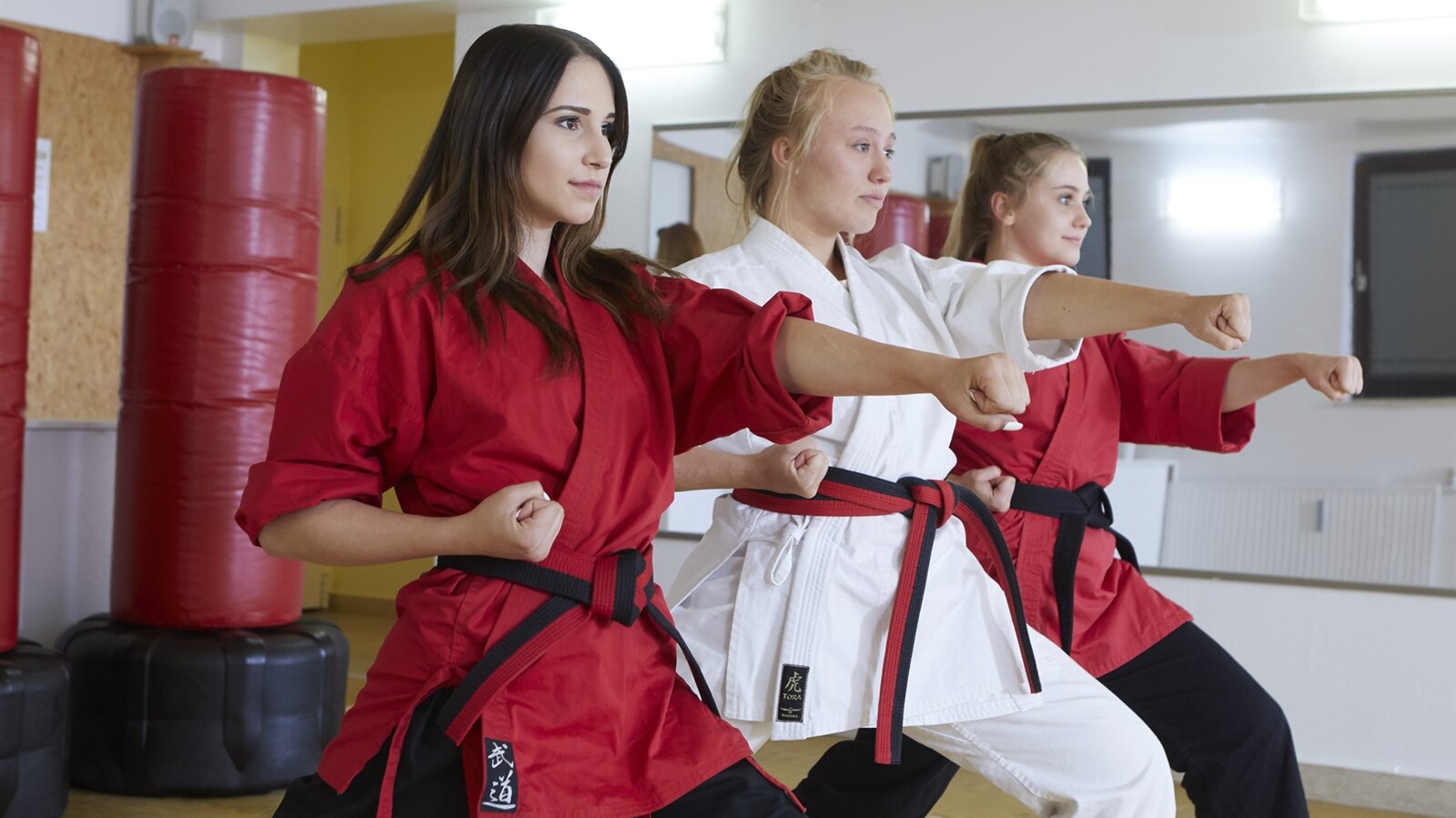 Souleine und zwei Mitstreiterinnen beim Einüben einer Karateform