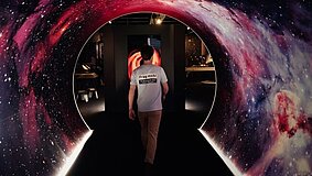 Der Eingang auf das Schiff MS Wissenschaft zeigt den Gang durch ein schwarzes Loch im Universum.