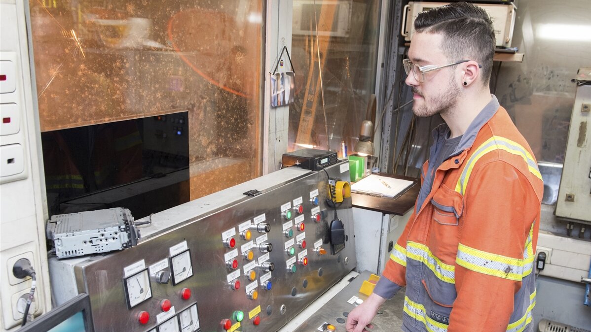 Ben prüft den Füllstand der Bunkeranlage im Leitstand.