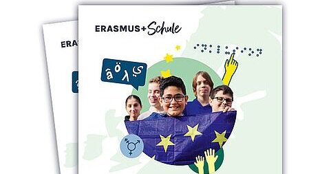 Der Titel einer Broschüre von Erasmus Plus zeigt Jugendliche mit einer Europafahne.