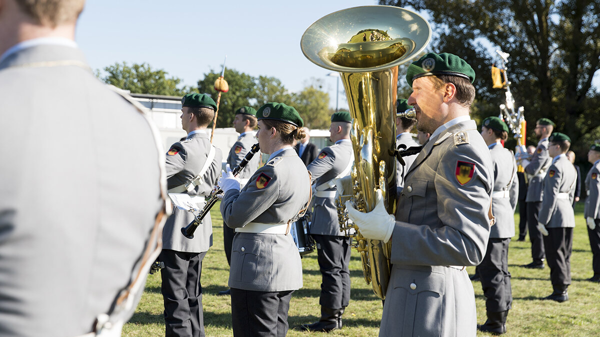 Musikerinnen und Musiker der Bundeswehr mit Blasinstrumenten geben ein Konzert.