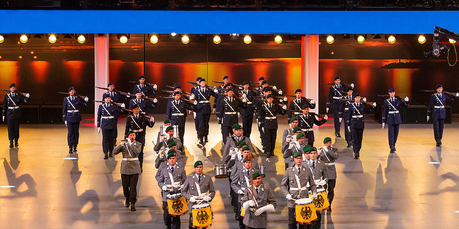 Eine Gruppe von Soldatinnen und Soldaten spielt im Freien Blasinstrumente.