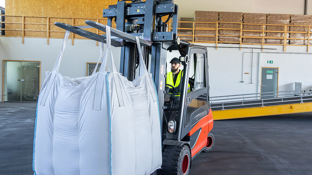 Noah transportiert die Ladung mit dem Gabelstapler.