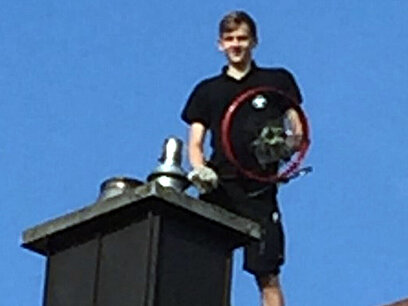 Alexander auf einem Dach.