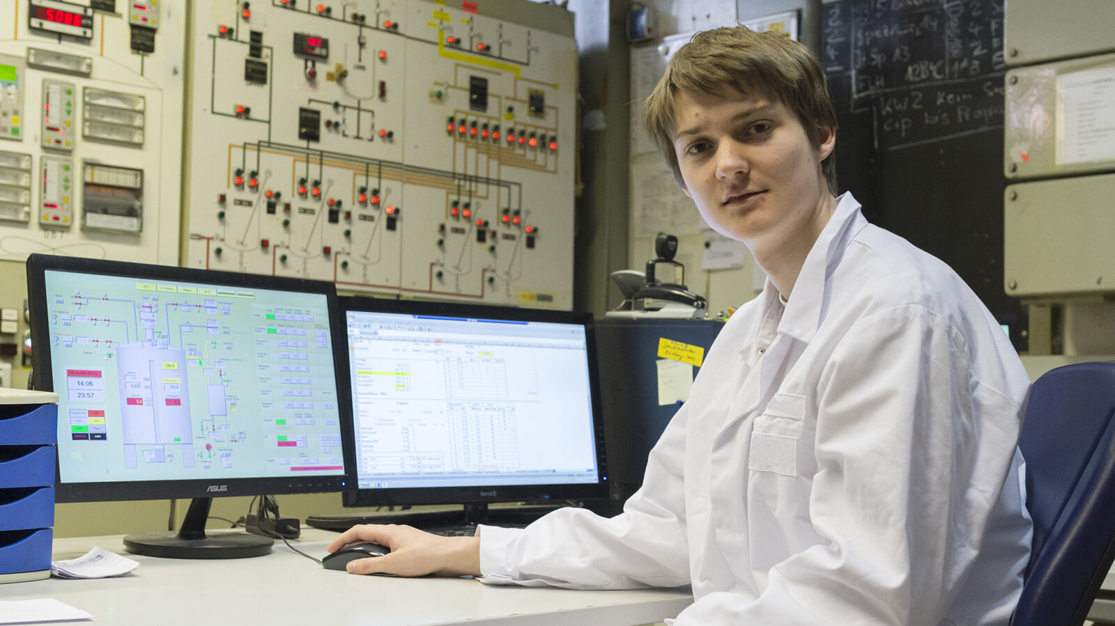 Lukas sitzt vor dem Kontrollmonitor.
