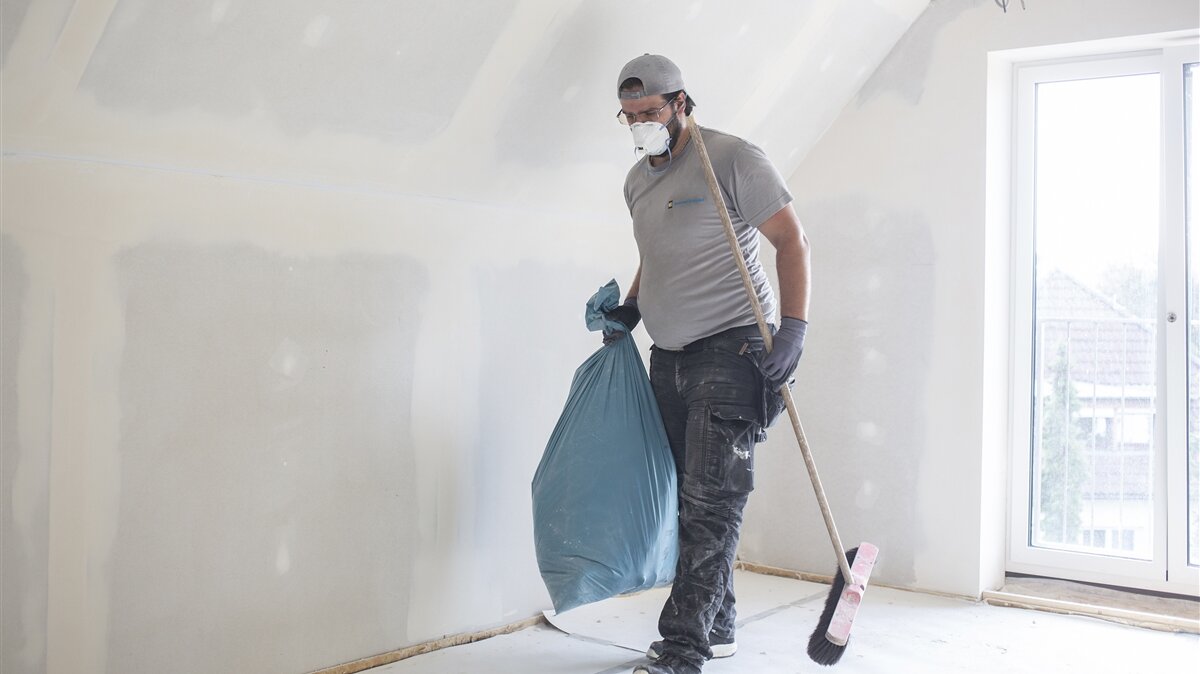 Niklas räumt die Baustelle auf.