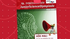 Poster der Internationalen Junior Wissenschafts-Olympiade mit dem Aufruf Hol dir die Aufgaben.
