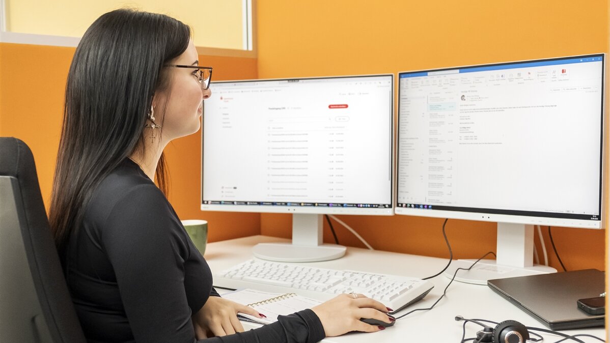 Leanna arbeitet in einem E-Mail-Programm am Computer.