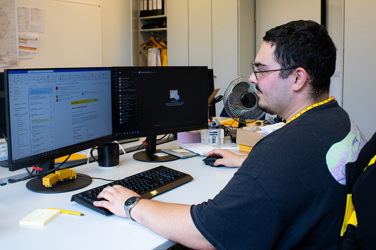 Michael arbeitet im Büro am Computer und bearbeitet E-Mails.