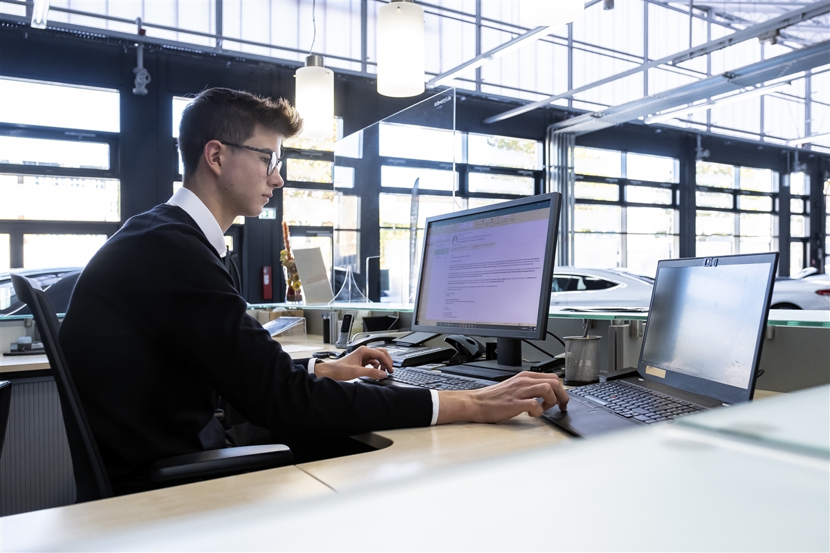 Paul bearbeitet E-Mails an seinem Computer.