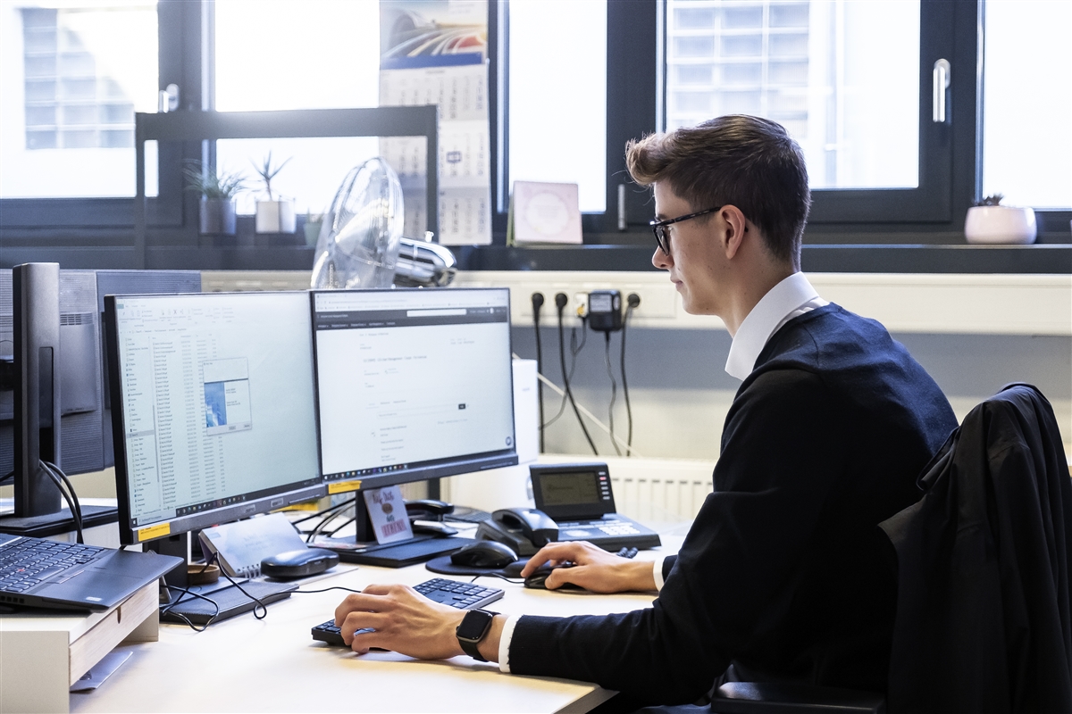 Paul erfasst die Fahrzeugdaten am Computer.
