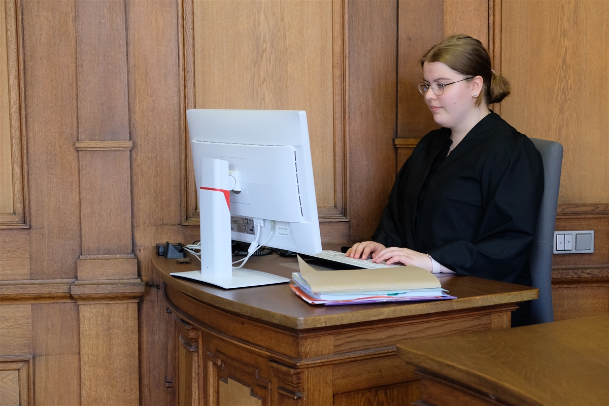 Marlene führt Protokoll am Computer im Gerichtssaal.