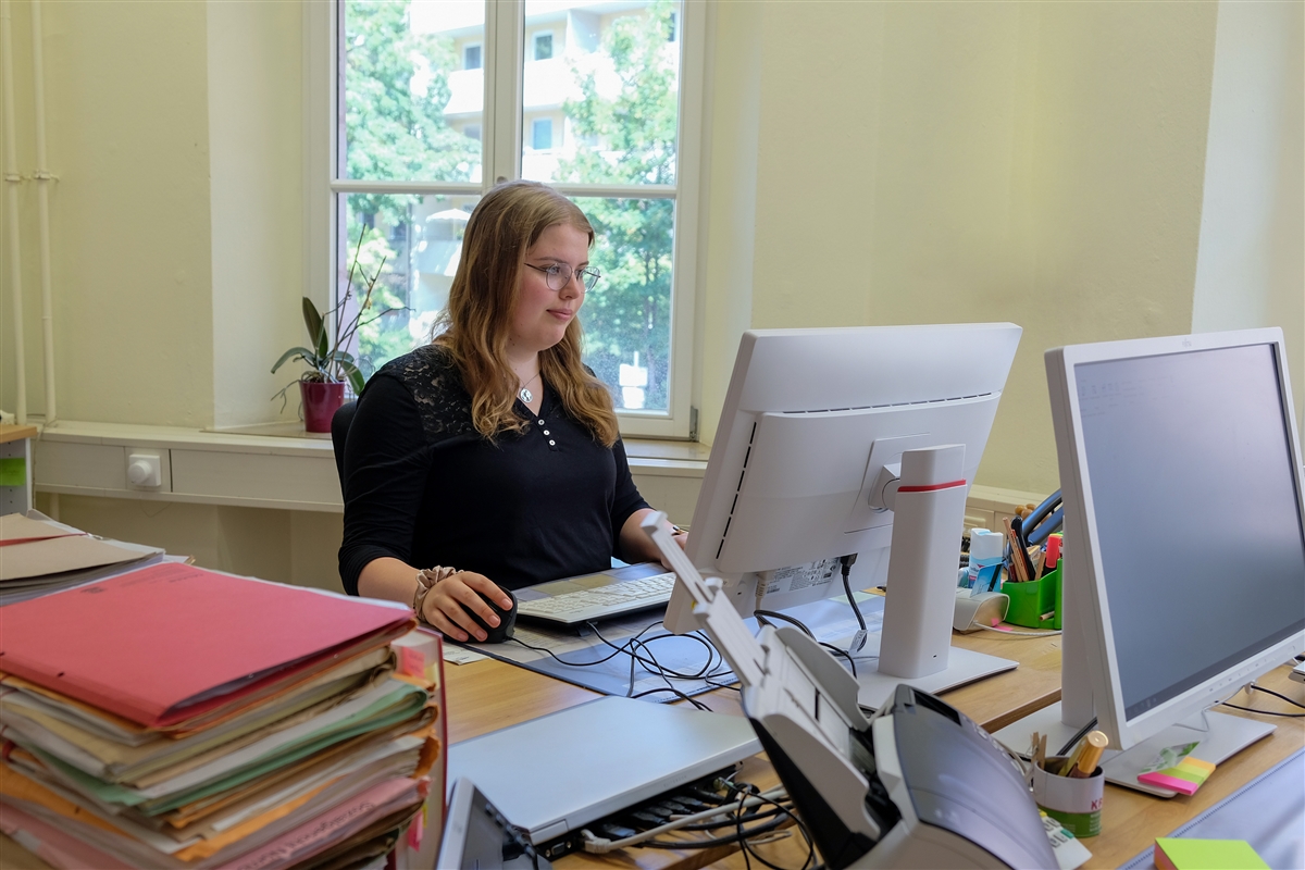 Marlene arbeitet am Computer im Büro.