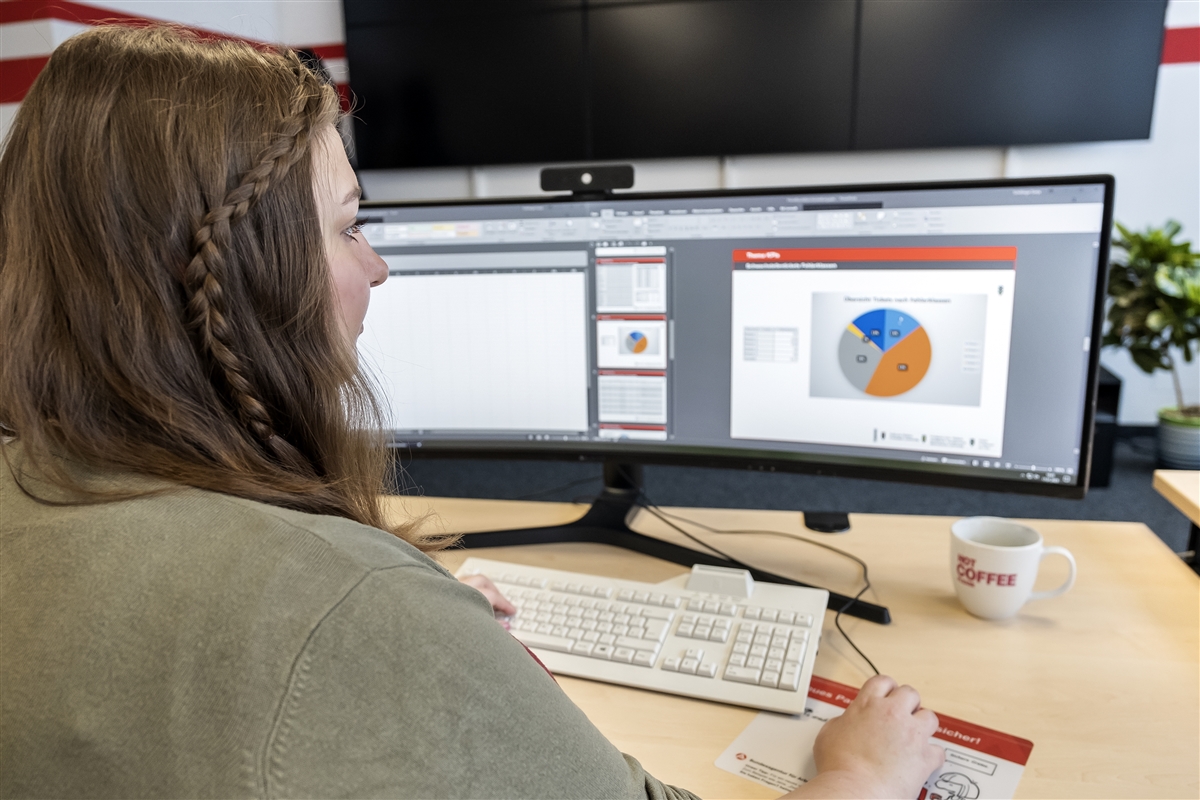 Sonja erstellt an ihrem Computer eine Präsentation.