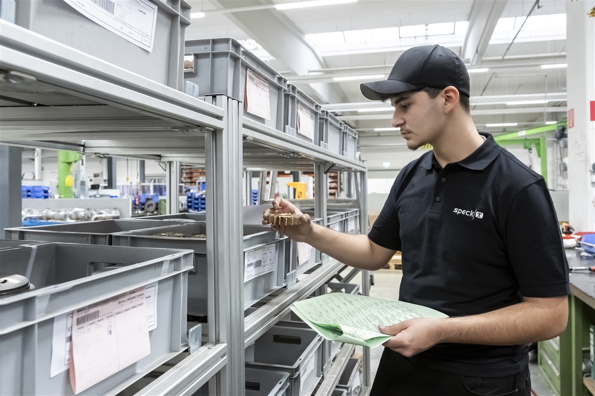 Batuhan prüft ein Laufrad aus der Materialkiste. 