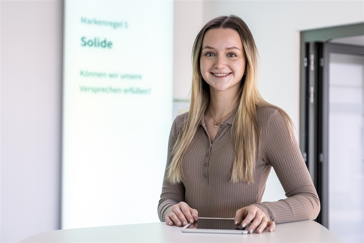 Porträtbild von Elena