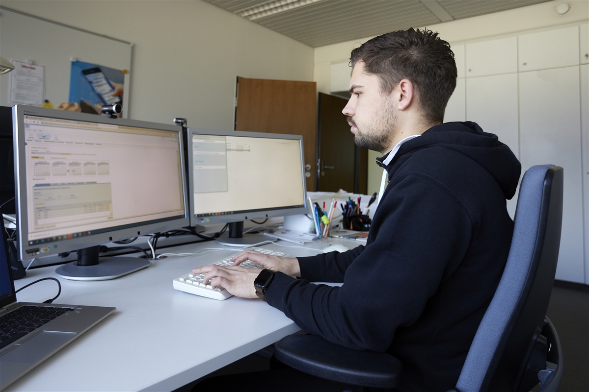 Justus führt die Abrechnung am Computer durch.