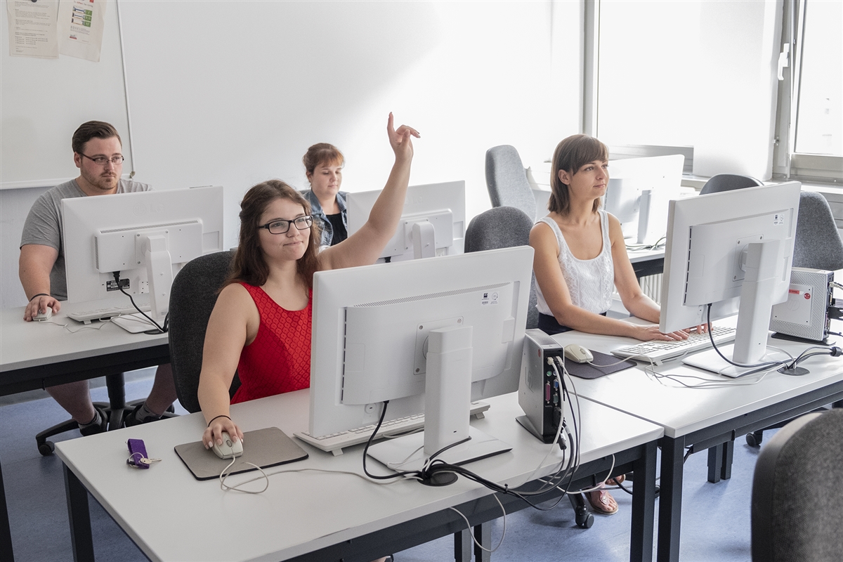 Eine Unterrichtsklasse vor Computern